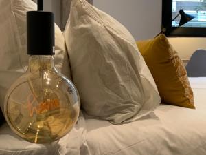 瓦伦西亚La Reina Beach rooms的床上的一瓶枕头