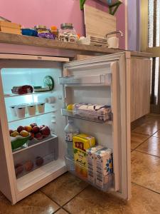 佩斯卡拉Marini Bed&Breakfast的内置食物的开放式冰箱