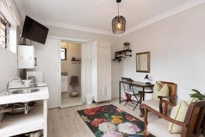 贝尔维尔Petite Apartment的厨房以及带水槽和桌子的客厅。