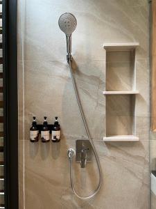 芭东海滩Eden Resort & Villas的浴室内配有淋浴和头顶淋浴