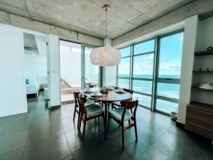 圣胡安Luxurious SubPh Apt Atlantis W/ Ocean View & PRK的一间带桌椅的海景用餐室