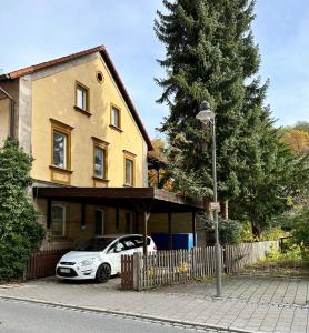 菲希特尔山区巴特贝内克Großzügiges Apartment im Loft-Stil的停在房子前面的白色汽车