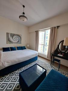 迪拜Serenity Paradise 2BR in Marina的一间卧室设有一张大床和一个窗户。