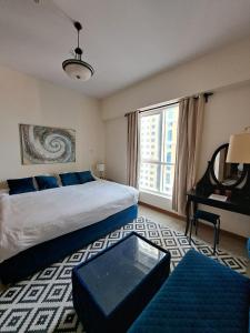 迪拜Serenity Paradise 2BR in Marina的一间卧室设有一张大床和一个窗户。