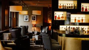 什平德莱鲁夫姆林萨沃伊皇家酒店的餐厅里的酒吧,带椅子和瓶子