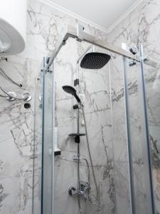 新帕扎尔Hotel RAS Pazarište的带淋浴的浴室(带大理石墙)
