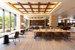 佐久市AQA Hotel Premium的用餐室设有桌椅和窗户。