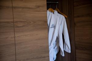 朱尼耶Ibiza Hotel的挂在架子上的一组白色衬衫