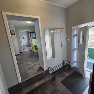 布伦迪欧斯克宜岩宾馆的客厅设有走廊、镜子和桌子