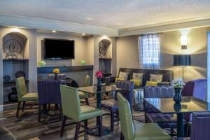 萨克拉门托北萨克拉门托拉昆塔旅馆的酒店客房设有桌椅和电视。