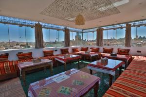 非斯Dar Borj的大型客房设有沙发、桌子和窗户。