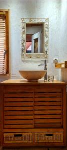 布雷斯特Home Sweet Home的浴室设有水槽和梳妆台上的镜子