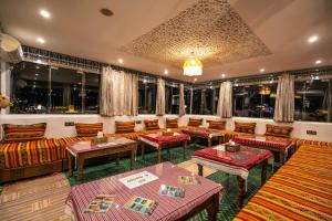 非斯Dar Borj的餐厅配有沙发、桌子和窗户