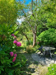 布雷斯特Home Sweet Home的花园里种满鲜花,配有桌椅