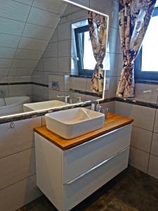 GrywałdApartamenty Widokówka的白色的浴室设有水槽和镜子