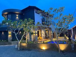 关丹LA Villa Private Pool Kuantan的夜晚在屋前有灯