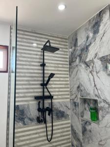 卢纳将军城Siargao Residency by Privacy Group的浴室内配有淋浴和头顶淋浴