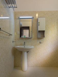 卡特勒格默Hotel Chenra的一间带水槽和镜子的浴室