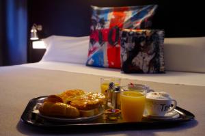 TaboadelaHotel Apartamentos Rock Star的托盘早餐食品和两杯橙汁
