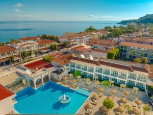 阿凯松巴比酒店的享有带游泳池的度假村的空中景致