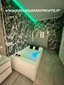 米兰CA.FOSCARI HARMONY的绿意盎然的客房内设有带按摩浴缸的浴室