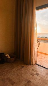 依索安L'Oued the lodge的客房设有海景窗户。
