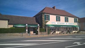 TrongetHôtel Restaurant Bar du Commerce - KB HOTEL GROUP的街道拐角处的建筑物
