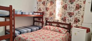 北茹阿泽鲁Pousada Point da Nanda的一间小卧室,配有双层床和床单