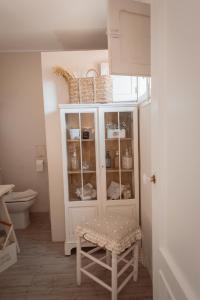 阿利坎特La Buena Sombra的浴室内白色的橱柜和凳子