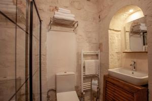 SavurHakkı Bey Konağı的一间带卫生间和水槽的浴室