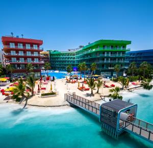 迪拜voco Monaco Dubai, an IHG Hotel, Adults Only, World Islands的享有带游泳池的度假村的空中景致