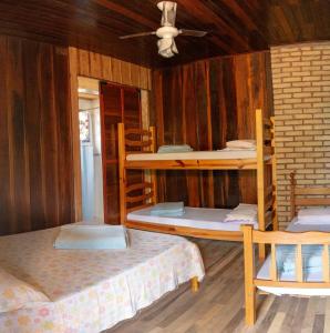 伊波兰加PETAR Pousada Núcleo Terra Iporanga的客房设有三张双层床和天花板。