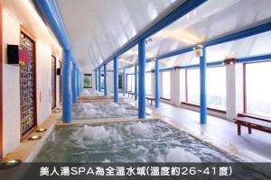 台东娜路弯大酒店 的蓝色圆柱的房间内的热水浴缸