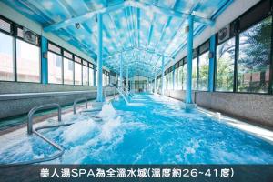 台东娜路弯大酒店 的大楼内的一个蓝色海水游泳池