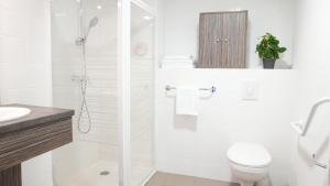 YzeureZenao Appart'Hotel的带淋浴和卫生间的白色浴室