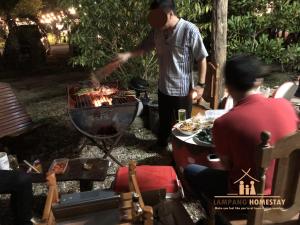 南邦Lampang homestay2的一个人在烧烤架上做饭