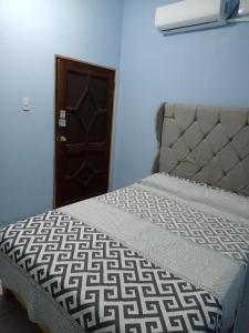 萨利纳克鲁斯Casa de los abuelos的一间卧室设有一张床和一个棕色的门