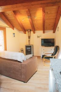 安萨隆亚Casa amb molt encant i tranquilitat.的一间卧室配有一张床和一台电视。