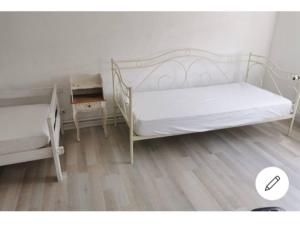 利奥波德斯布尔格Vintage house ViVa的一间卧室配有两张白色的床和一张书桌