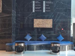 迪拜Social Hotel formerly Byblos的带蓝色枕头的长凳