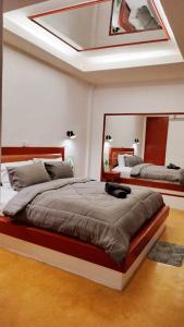 苏梅岛Mindful Kinesics Wellness Living的一间卧室配有两张床和镜子