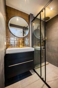 埃因霍温Historical 80m2 Retreat with Sauna option的一间带水槽和镜子的浴室