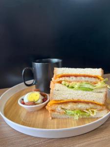 台中市逢甲金瑞文旅的盘子上的三明治,旁边是一杯食物