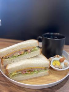 台中市逢甲金瑞文旅的夹在盘子里的三明治和鸡蛋,加一杯咖啡
