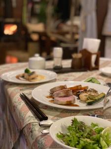 白马村Garden Pension Obergurgl的一张桌子,上面放着两盘食物