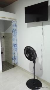 比利亚维哈Hostal Arámbulo的壁旁的地板上有一个黑色风扇