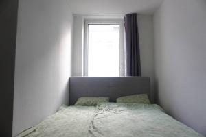 盖尔森基兴Apartment in Gelsenkirchen - Gemütliche City-Suite的卧室在窗户前配有一张床