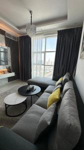 阿吉曼Luxury 2 bedroom new brand的客厅配有沙发和桌子