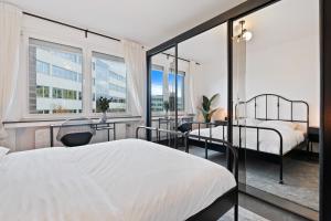 卢森堡Charming 1BR Apt w/ Terrace & 5 min Drive to City的一间带两张床的卧室和一个阳台