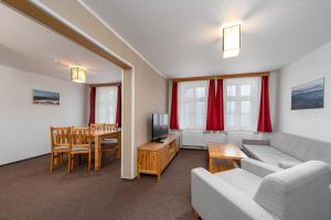 扬斯凯拉兹涅扬斯基波托克I.公寓的客厅配有沙发和桌子